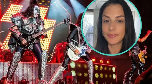 Zespół KISS w kostiumach na scenie, w tle kobieta w okręgu.