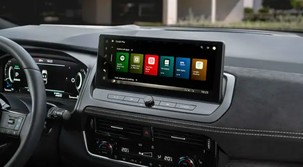 Interiörbild på en Nissan Qashqai hybrid med en stor pekskärm som visar Google Play. Upptäck det senaste nissan qashqai hybrid priset.