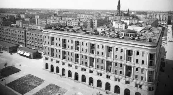 Jak sprawdzić czy budynek jest wpisany do rejestru zabytków? Na zdjęciu widać architekturę miejską z okresu PRL.