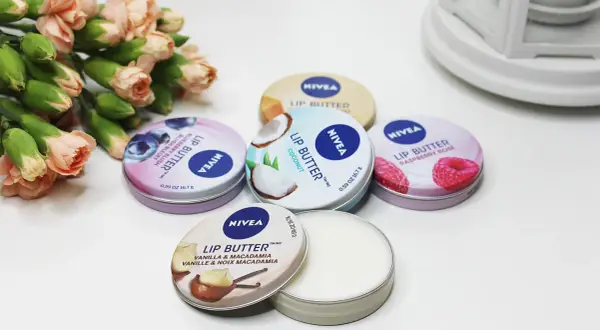 Pięć puszek Nivea Lip Butter: kokosowy, malinowy, jagodowy, waniliowy z makadamią i jeden otwarty. Gdzie kupić te cuda?