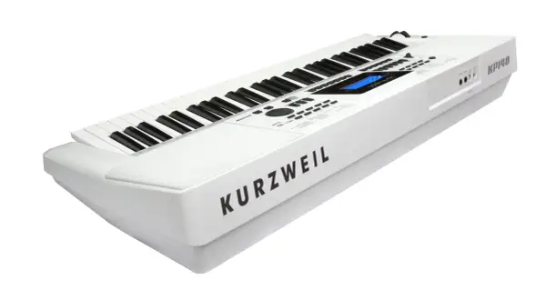 Biały keyboard Kurzweil KP140, idealny do nauki gry na keyboardzie. Posiada czarne i białe klawisze oraz niebieski wyświetlacz.