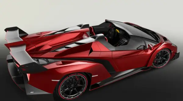 Czerwony, otwarty Lamborghini Veneno z czarnymi akcentami i masywnym spojlerem.