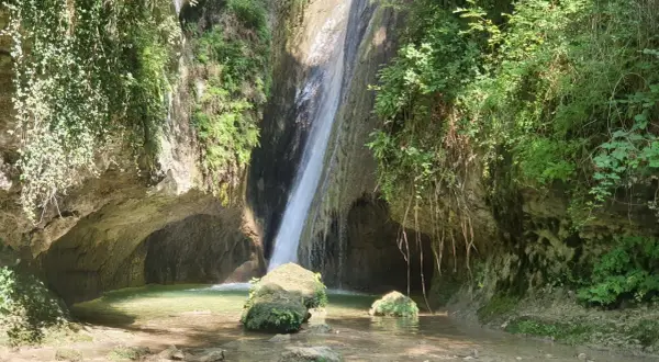 Cascata nascosta, ideale per le tue passeggiate Verona e dintorni. Acqua cristallina e vegetazione lussureggiante creano un'oasi di pace.