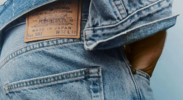 Zbliżenie na metkę jeansów Levi's z napisem "Made in Japan". Zastanawiasz się, jak często prać jeansy, by zachowały swój wygląd?