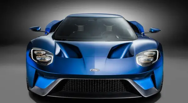 Niebieski Ford GT z bliska, z charakterystycznymi światłami LED i agresywnym grillem.