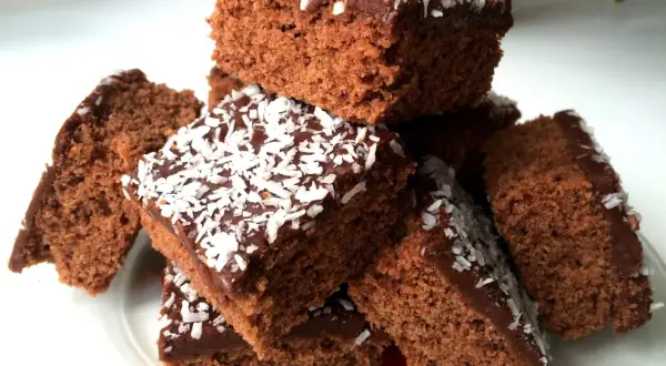 En hög med saftiga mockarutor glutenfria, toppade med chokladglasyr och kokosflingor. Perfekt för fikat!