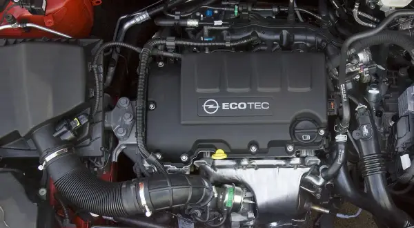 Silnik samochodowy z napisem ECOTEC. To technologia Opel, która zapewnia oszczędność paliwa.