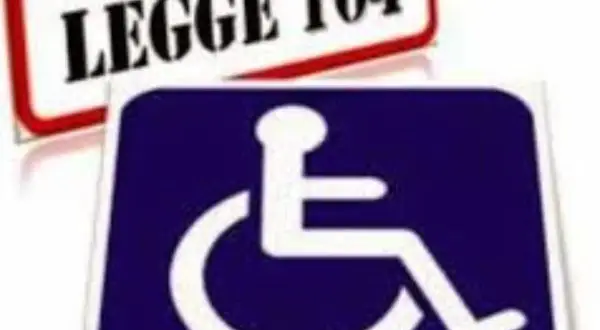 Simbolo disabilità e targa "LEGGE 104". Un promemoria per i diritti delle persone con disabilità, inclusi coloro con **asperger**.