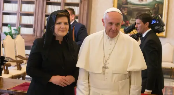 Papież Franciszek w białym stroju i kobieta w czarnej żałobnej kreacji z welonem.