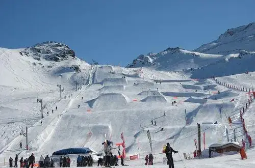 Przeszkody snowpark: poznaj rodzaje i funkcje, które musisz znać