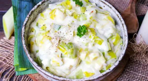Cremiger Lauch in einer Schüssel, garniert mit Petersilie. Ein Beweis für einfache Porree Rezepte, die köstlich aussehen.