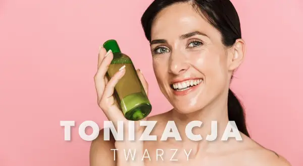 Uśmiechnięta kobieta prezentuje tonik do twarzy. Jej skóra lśni zdrowiem, a zielona buteleczka podkreśla naturalność pielęgnacji.