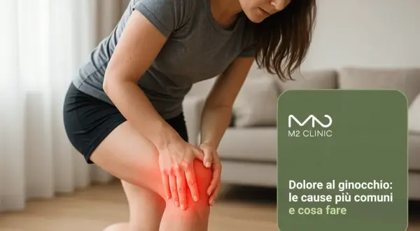 Donna con ginocchio arrossato e dolente, che indica perché fanno male le ginocchia e cosa fare.