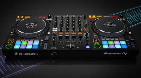 Na czym gra DJ? Odkryj niezbędny sprzęt do miksowania muzyki