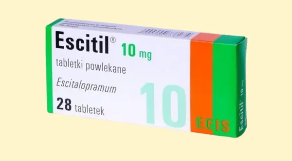 Opakowanie leku Escitil 10 mg, zawierające 28 tabletek powlekanych escitalopramu. Przed zastosowaniem należy zapoznać się z ulotką dotyczącą możliwych skutków ubocznych.