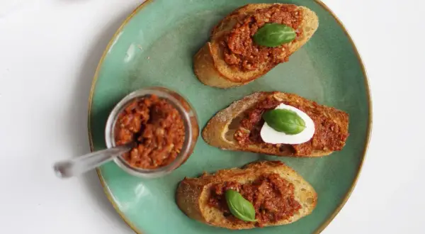 Pesto pomidorowe: do czego pasuje? Odkryj 20+ inspiracji!