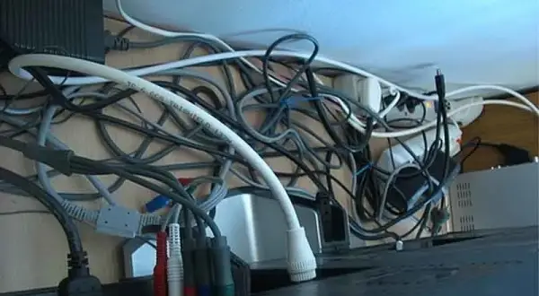 Jak uporządkować kable za telewizorem i uniknąć bałaganu w domu