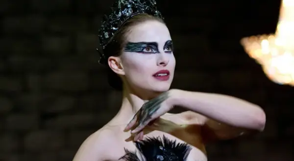 Natalie Portman w filmie "Czarny Łabędź" w roli Niny, z charakterystycznym makijażem i koroną.
