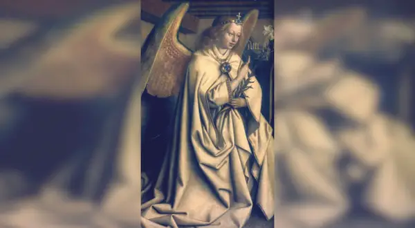 Archanioł Gabriel w białej szacie, z koroną na głowie i gałązką lilii w dłoni, klęczy w pozie pełnej łaski.