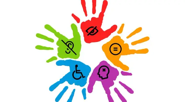 Cinque impronte colorate formano un cerchio, ognuna con un simbolo di disabilità, a simboleggiare l'inclusione e il rispetto, come previsto dal dpcm 185 del 2006.