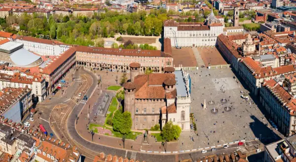 Vista aerea di **Piazza Castello a Torino**, con il Palazzo Reale e la Mole Antonelliana sullo sfondo.