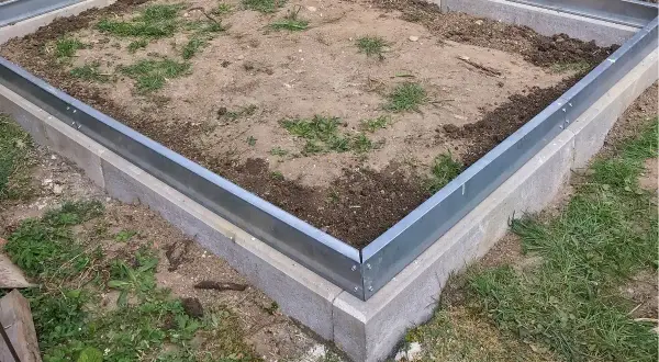 Fundament pod szklarnię: Jaki wybrać i jak zbudować krok po kroku?
