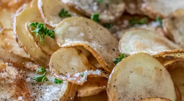 Krispiga, gyllene pommes frites, strödda med salt och peppar, toppade med färsk persilja. En perfekt sidorätt.