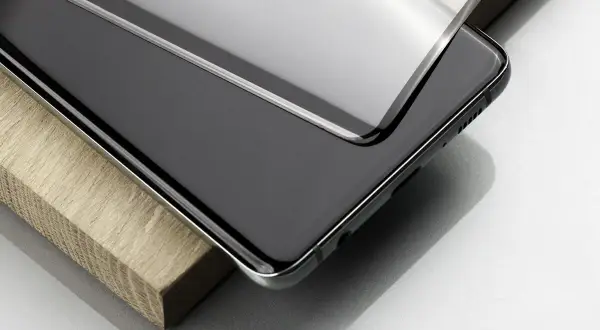 Eleganckie szkło ceramiczne czy hartowane na telefon, idealnie dopasowane do krawędzi.