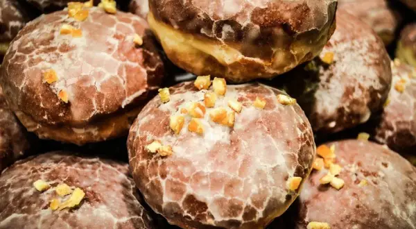 Pyszne pączki z lukrem i kandyzowanymi skórkami pomarańczy – idealne co na tłusty czwartek!