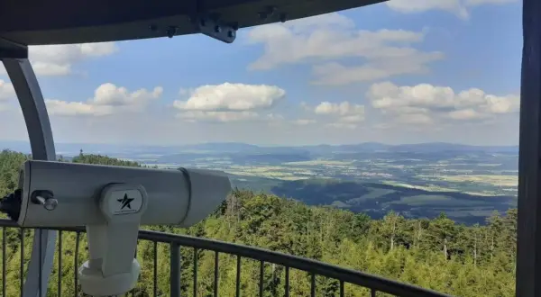 Widok z jagodna szczyt. Lornetka czeka na odkrycie krajobrazu zalesionych wzgórz i dolin.