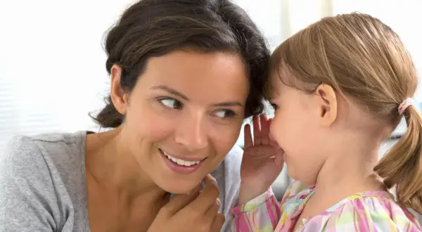 Dziecko szepcze mamie do ucha. Czyżby powtarzanie tego samego choroba?