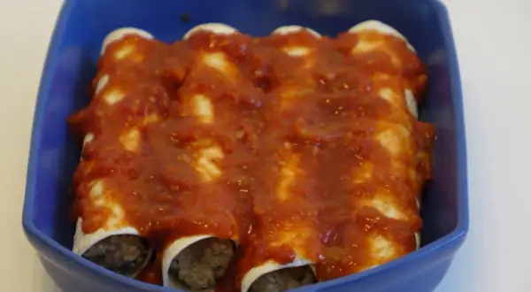 Enchiladas i blå form, redo för ugnen. Ett enkelt enchiladas recept för en god middag.
