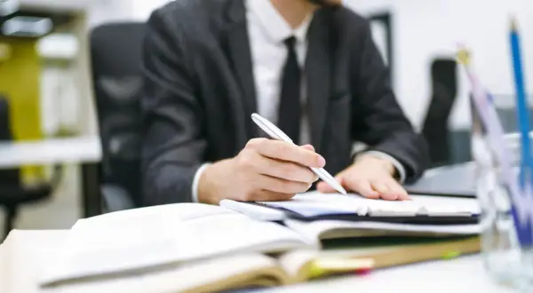 Biznesmen analizuje dokumenty związane z prokura niestandaryzowany sekurytyzacyjny fundusz inwestycyjny zamknięty.