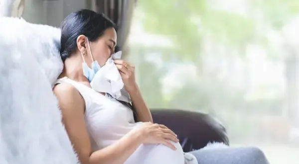 Alergia w ciąży: czy szkodzi dziecku? Bezpieczne leczenie i porady