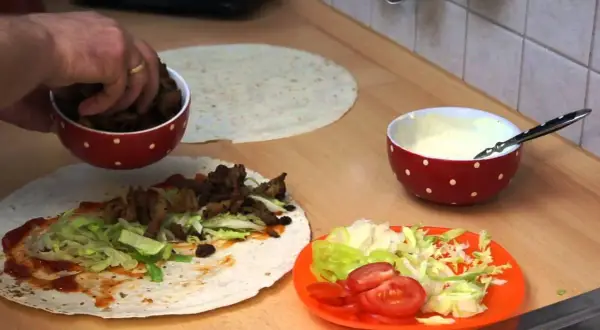 Jak zwinąć kebab w tortilli? Stabilny wrap bez wycieków!