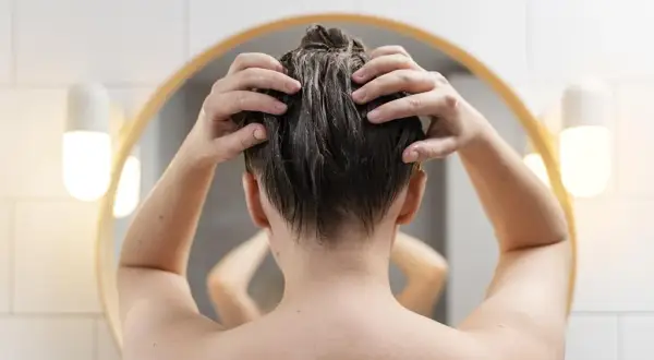 Peeling do skóry głowy na sucho czy mokro - co wybrać dla siebie?