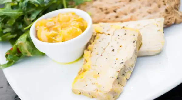 Tranches de foie gras au Cookeo en terrine, servies avec une compotée de fruits et une salade verte. Un délice !