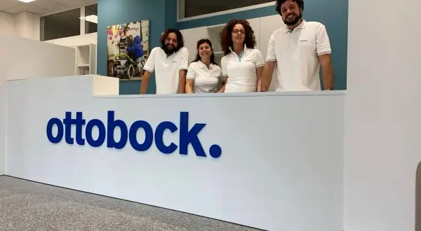 Team Ottobock, leader nelle soluzioni ortopediche, accoglie i clienti con un sorriso.