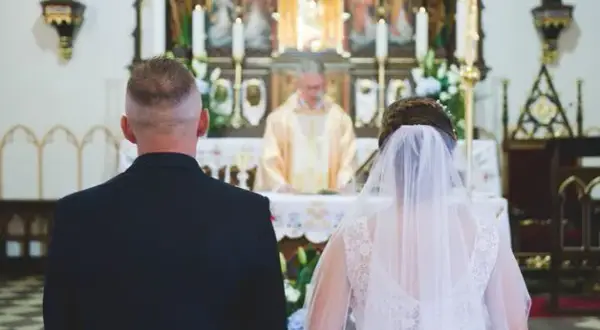 Ślub kościelny: Ile kosztuje? Ile naprawdę wynosi "co łaska"?