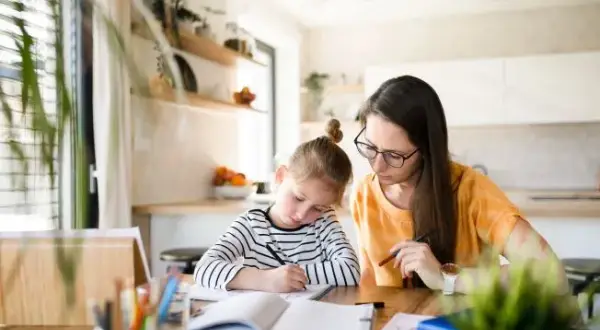 Jakie szkoły mają nauczanie zdalne? Sprawdź dostępne opcje edukacyjne