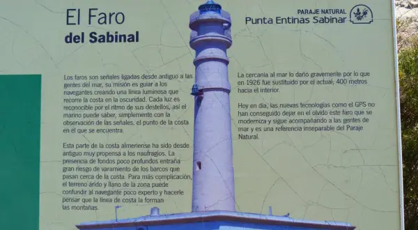 El Faro del Sabinal, un faro histórico en Punta Entinas Sabinar, guía a los navegantes. A pesar de la tecnología, sigue siendo una referencia esencial.
