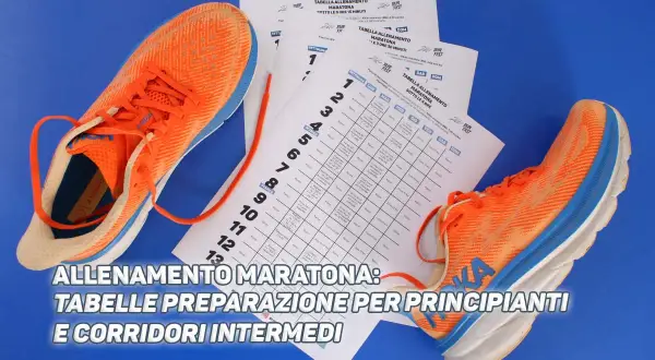 Scarpe da corsa arancioni accanto a tabelle di allenamento per maratona, inclusa una tabella maratona 3 ore 30.