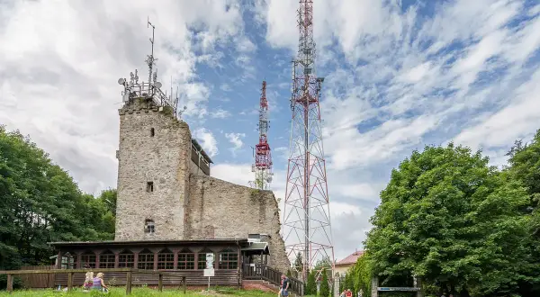 Wieża widokowa i maszty telekomunikacyjne na szczycie Chełmiec.