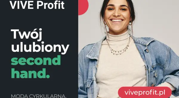 Uśmiechnięta młoda kobieta w dżinsowej kurtce i golfie. VIVE Profit - Twój ulubiony second hand, gdzie znajdziesz marki premium. Moda cyrkularna.