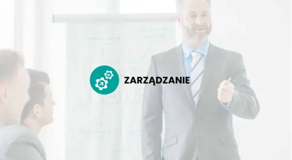 Szkolenie z zarządzania i etyki w biznesie. Mężczyzna w garniturze prezentuje schemat na tablicy.