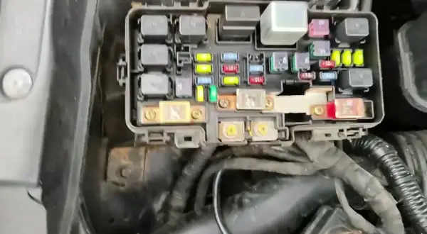 Gdzie są bezpieczniki w hondzie CR-V i jak je łatwo znaleźć