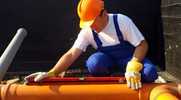Kto to jest hydraulik i jakie ma kluczowe obowiązki w pracy?
