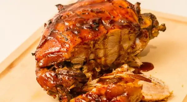 Jambon de Noël traditionnel, laqué et doré, prêt à être dégusté. Une recette savoureuse pour les fêtes.
