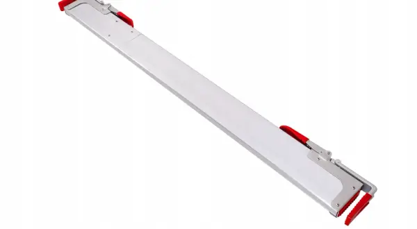 Aluminiowa belka spinająca z czerwonymi uchwytami, na białym tle.