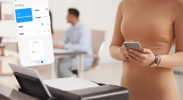 Kobieta trzyma telefon, na którym widać ekran z opcjami drukowania. Pokazuje, jak drukować z telefonu na drukarkę, wybierając drukarkę i ustawienia.